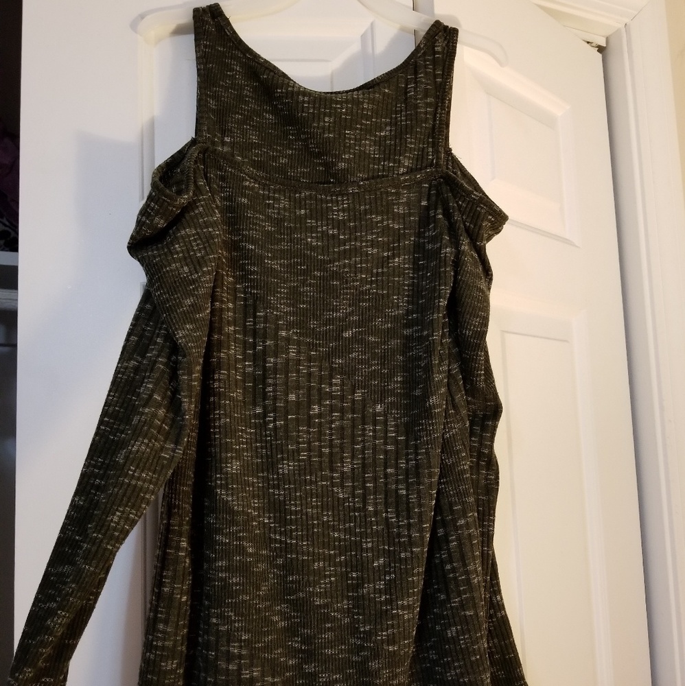 Exposed shoulder sweater